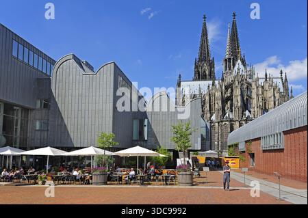Gastronomie vor dem Museum Ludwig, einem Museum für moderne Kunst, hinter dem Kölner Dom, Köln, Rheinland, Nordrhein-Westfalen, Nordrhein-Westph Stockfoto