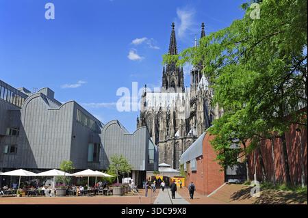 Gastronomie vor dem Museum Ludwig, einem Museum für moderne Kunst, hinter dem Kölner Dom, Köln, Rheinland, Nordrhein-Westfalen, Nordrhein-Westph Stockfoto