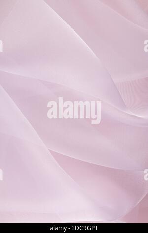 Vertikaler Hintergrund weicher Falten des weißen Organza. Elegante Organza-Wellen. Hochzeitshintergrund. Eine Kopie des Bereichs. Stockfoto