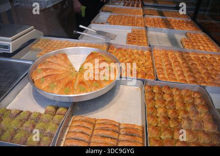 Die Bäckerei bietet verschiedene Arten von türkischem Backwaren auf Tabletts Stockfoto