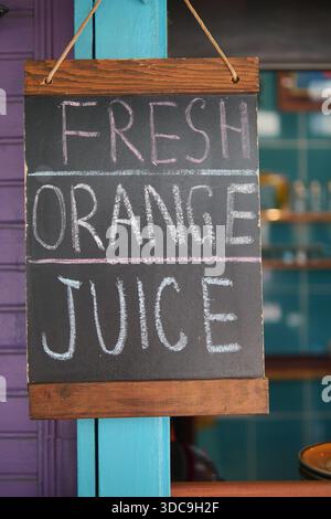 Unterschreiben Sie für frischen Orangensaft an einem Imbissstand Stockfoto