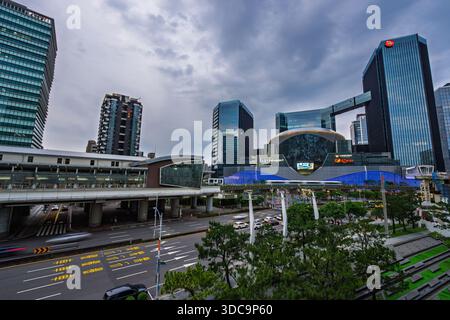 Taipei, Taiwan, April 30 2025, Editorial View of LaLaport Retail and Entertainment Center mit Bahnhof und städtischem plaza Stockfoto