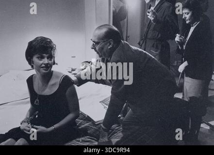 Der italienische Regisseur Roberto Rossellini und die Schauspielerin Nadja Tiller drehten den Film Anima Nera, 1962 Stockfoto