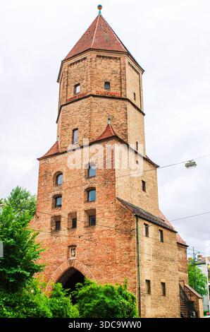 AUGSBURG – 14. JUNI 2025: Der historische Jakobertor, ein mittelalterlicher Backsteintor im Stadtteil Jakobervorstadt. Stockfoto