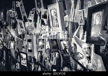 Alte Schwarzweißfotos an der Wand. Stockfoto