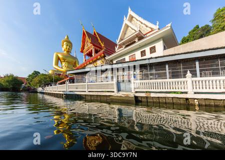 Große Buddha-Statue im Tempel Wat Paknam in Bangkok, Thailand Stockfoto