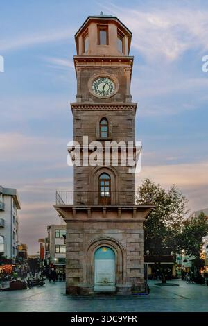 Historischer Glockenturm im Zentrum der Altstadt von Canakkale, Türkei Stockfoto