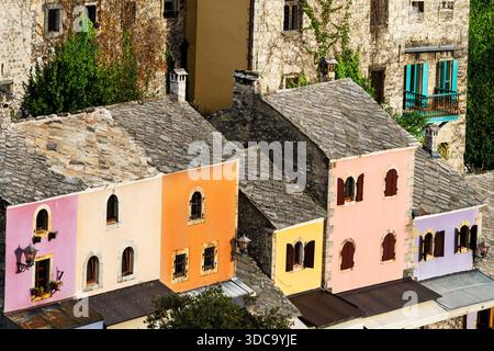 Alte farbenfrohe Häuser in der Altstadt von Mostar in Bosnien und Herzegowina Stockfoto