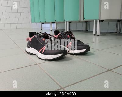 Sportschuhe und Turnschuhe in der Umkleidekabine. Workouts im Fitnessstudio. Cardio und Gesundheit. Stockfoto