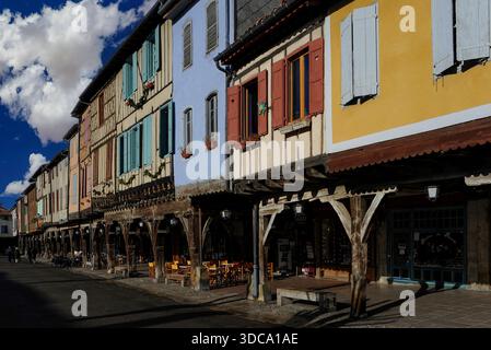 Überdachte Galerien im Erdgeschoss beherbergen Straßencafés, Restaurants und Geschäfte auf einem der schönsten erhaltenen Arkaden-Marktplätze Frankreichs, dem Place du Maréchal-Leclerc, Place des Couverts oder Les Couverts in Mirepoix, einer befestigten bastide-Stadt zwischen Carcassonne und Foix in Ariège, Occitanie. Oben auf Eichenpfeilern liegen die verschlossenen Fachwerk-Obergeschosse mittelalterlicher Häuser. Stockfoto