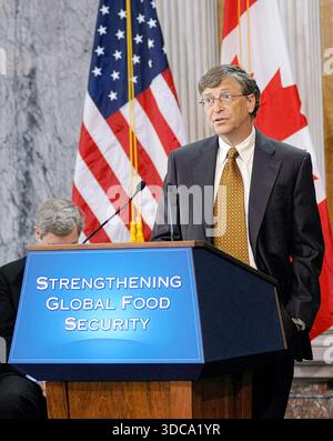 Bill Gates spricht bei der Verkündung der internationalen Verpflichtung zur Bekämpfung von Hunger und Armut im Finanzministerium am 22. April 2010 - Foto: US Treasury Department, Firefly Upscaler, 2x skala Stockfoto