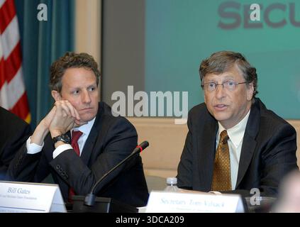 Finanzminister Timothy Geithner und Bill Gates, Ko-Vorsitzender der Bill & Melinda Gates Foundation, treffen sich am 22. April 2010 im Finanzministerium über ein neues internationales Engagement zur Bekämpfung von Hunger und Armut Stockfoto
