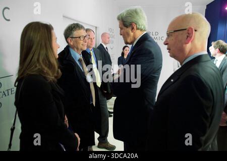US-Außenminister John Kerry unterhält sich mit Bill und Melinda Gates, nachdem er am 23. Januar 2015 vor dem World Economic Forum in Davos, gegründet vom Exekutivvorsitzenden Klaus Schwab, Right, sprach. Foto des Außenministeriums Stockfoto