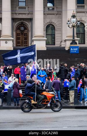 Zwei Demonstranten fahren nach einer Anti-Immigration-Kundgebung auf einem Motorrad mit der Eureka-Flagge am Parlamentsgebäude von Victoria vorbei. Rund hundert Demonstranten versammelten sich bei starkem Regen auf den Stufen des Parlamentsgebäudes in Melbourne während einer friedlichen Kundgebung, die zur „Entlassung der Regierung“ nach dem Angriff auf Bondi aufrief. Die Demonstration umfasste Anti-Einwanderungs-Aktivisten, One Nation-Unterstützer und Organisatoren, die zuvor während Melbournes Anti-Lockdown-Proteste bekannt wurden. Die Teilnehmer zeigten australische und israelische Flaggen und beschuldigten die Staats- und Bundesregierungen des politischen Scheiterns Stockfoto