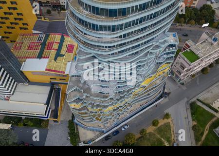 Von oben aus die gewellte Fassade und die Terrassen des Tirana Rock mit beeindruckendem architektonischem Design. Stockfoto
