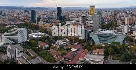 Panoramablick auf das Zentrum von Tirana mit modernen Hochhäusern, Wohnblocks und grünen städtischen Räumen. Stockfoto