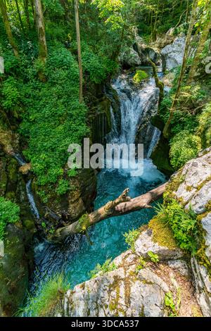 Ein atemberaubender Blick aus der Luft fängt die Sunik-Wasserfälle ein, die anmutig in lebendiges Grün tauchen und an Gelassenheit und Abenteuer im unberührten slowenischen wi erinnern Stockfoto