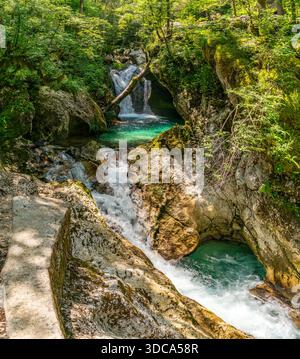 Eine ruhige Wanderung zeigt die Sunik-Wasserfälle, die anmutig zwischen smaragdgrünen Wäldern fließen und die Ruhe und das Naturwunder in der unberührten Wildnis Sloweniens wecken Stockfoto