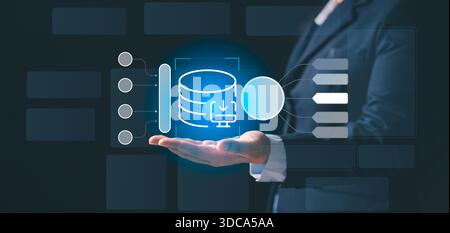 Business Professional präsentiert ein leuchtendes Datenbanksymbol mit digitalen Prozesselementen, das Datenfluss, Informationsmanagement und Systemintegratio symbolisiert Stockfoto