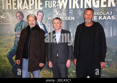 Mads Mikkelsen, Thomas Østrup Møller, dänischer Botschafter Berlin, Regisseur anders Thomas Jensen nimmt an der Berliner Premiere von „Therapie für Wikinger' 17.12. Teil. Stockfoto