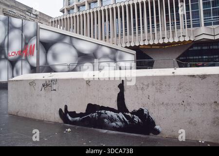 London, England, Großbritannien. Dezember 2025. Ein neues Kunstwerk, das vermutlich von dem schwer fassbaren Straßenkünstler Banksy stammt, erschien vor dem Centre Point und der Tottenham Court Road Station. Das Kunstwerk zeigt zwei Kinder, die auf dem Rücken liegen und nach oben zeigen. Das Kunstwerk wurde noch nicht als echte Banksy bestätigt. (Kreditbild: © Vuk Valcic/ZUMA Press Wire) NUR REDAKTIONELLE VERWENDUNG! Nicht für kommerzielle ZWECKE! Stockfoto