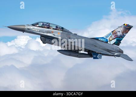 Dieses Bild zeigt eine belgische Luftwaffe General Dynamics F-16 Fighting Falcon, F-16BM, Kennzeichen FB-24, bekannt als „Sempergeier“. Das Foto zeigt den Piloten und Waffensysteme Operator (Wizzo) während einer Luft-Luft-Sitzung auf der RIAT 2025 in Fairford, England. Die F-16 demonstriert Multifunktionskämpfer, einschließlich Luftkampf, Manövrierfähigkeit und taktische Operationen. Stockfoto