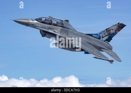 Ein belgischer Luftwaffe General Dynamics F-16BM Fighting Falcon mit der Registrierung FB-24 und dem Sempergeier-Insignia wird während einer Luftaufnahme-Mission beim Royal International Air Tattoo 2025 gefangen genommen. Die Nahaufnahme zeigt das zweisitzige Cockpit mit dem Fahrer des Piloten und der Waffensysteme. Das Flugzeug wurde während der RIAT in der Nähe der RAF Fairford in England fotografiert. Stockfoto