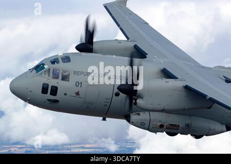 Die slowenische Luftwaffe der Republik Slowenien Betrieb die Transportflugzeuge Aeritalia G-222 und Alenia C-27J Spartan mit der Zulassung L2-01 während einer Luft-Luft-Demonstration bei der Royal International Air Tattoo in Fairford, England. Die Ausstellung zeigte Formationsfliegen, Flugmanövrieren, Pilotenbetrieb, Transporteinsatzfähigkeiten, Rotor- und Triebwerksysteme und stellte die slowenische Militärluftfahrttechnik vor. Stockfoto