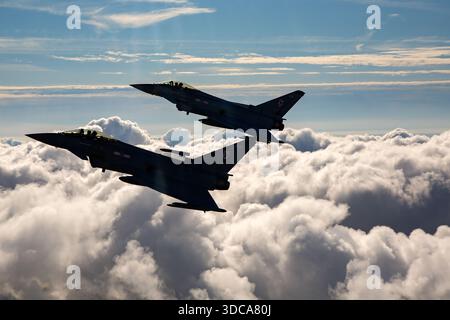 Die Flugzeuge der Royal Air Force Eurofighter EF-2000 Typhoon FGR4, die Registrierungen ZK324 und ZK344 der 29 Squadron, werden während einer Air-to-Air-Session bei der Royal International Air Tattoo 2025 über Fairford, England, fotografiert. Der EF-2000 Typhoon ist ein zweimotoriger Mehrzweckjäger, der für die Luftabwehr, den Angriff und die Aufklärung entwickelt wurde. Die Abbildung zeigt Deltaflügel, Kantenflügel, Rumpf, zwei vertikale Stabilisatoren und RAF-Markierungen. Stockfoto