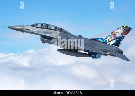 Dieses Bild zeigt eine belgische Luftwaffe General Dynamics F-16 Fighting Falcon, F-16BM, Kennzeichen FB-24, bekannt als „Sempergeier“. Das Foto zeigt den Piloten und Waffensysteme Operator (Wizzo) während einer Luft-Luft-Sitzung auf der RIAT 2025 in Fairford, England. Die F-16 demonstriert Multifunktionskämpfer, einschließlich Luftkampf, Manövrierfähigkeit und taktische Operationen. Stockfoto