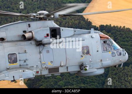 Der Royal Navy EHI EH101-111 Merlin HM2 Hubschrauber mit der Zulassung ZH832 wird auf dem Royal International Air Tattoo in Fairford, England, ausgestellt. Dieser Hilfshubschrauber mit mittlerem Lift ist für U-Boot-Kriegsführung, Transport, Such- und Rettungseinsätze und Versorgungsmissionen konzipiert. Der Merlin HM2 verfügt über fortschrittliche Radar-, Avionik- und Verteidigungssysteme. Seine Teilnahme an der Flugschau hebt die Fähigkeiten der Marineflugzeuge und die betriebliche Vielseitigkeit sowohl bei Kampfaufgaben als auch bei der Unterstützung hervor. Stockfoto