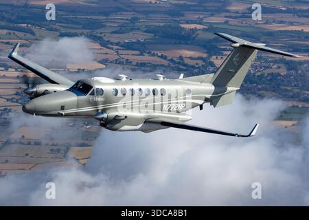 Das Foto zeigt eine von Metrea betriebene Beechcraft 300 Super King Air, auch bekannt als Raytheon 350 King Air B300, die während eines Air-to-Air-Einsatzes beim Royal International Air Tattoo in Fairford, England, gefangen wurde. Das Flugzeug trägt das Kennzeichen N772HP. Dieser zweimotorige Turboprop wird häufig für Transport- und spezielle Missionsaufgaben verwendet. Die Abbildung zeigt die Standardkonfiguration des Flugzeugs, die äußeren Markierungen und das Gesamtprofil, wie sie bei der Veranstaltung angezeigt werden. Stockfoto