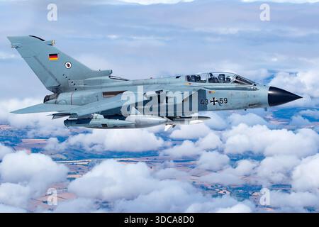 Die Luftwaffe Panavia Tornado IDS, Kennzeichen 4359, wurde in Luft-Luft-Fotografie beim Royal International Air Tattoo in Fairford, England, aufgenommen. Die Tornado IDS ist ein zweimotoriges Mehrzweckflugzeug mit variablem Flügelflügel, das mit Luft-Boden-Geschützen und elektronischen Navigationssystemen ausgestattet ist. Das Bild zeigt Flügel, Heck, Rumpf, Markierungen und aerodynamische Konfiguration des Flugzeugs während des Fluges und unterstreicht seine Rolle bei Streikmissionen und taktischen Operationen innerhalb der Luftwaffe. Stockfoto