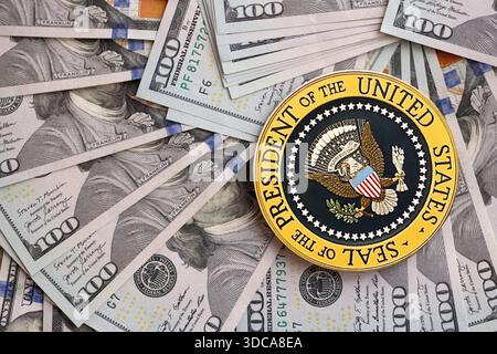 KIEW, UKRAINE - 13. DEZEMBER 2025 Siegel des Präsidenten der Vereinigten Staaten auf großen Mengen von US-Dollar-Banknoten Stockfoto