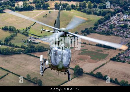 Das Irish Air Corps Betrieb den Eurocopter EC-135, EC-135P-2, Registrierung 270, während der Air-to-Air-Ausstellungen im Royal International Air Tattoo in Fairford, England. Der Hubschrauber nahm an koordinierten Flugvorführungen teil, bei denen die Manövrierfähigkeit, Vielseitigkeit und die operativen Fähigkeiten in Transport, Ausbildung und taktischen Missionen in der militärischen Luftfahrt hervorgehoben wurden. Stockfoto