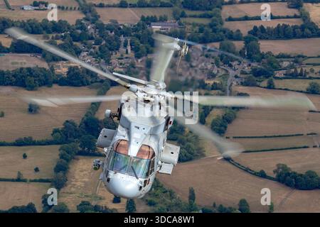 Der Royal Navy EHI EH101-111 Merlin HM2 Hubschrauber wurde auf der Royal International Air Tattoo (RIAT) in Fairford, England, ausgestellt. Der Merlin HM2 ist ein multifunktionaler Marinehubschrauber für U-Boot-Kriegsführung, Transport, Such- und Rettungseinsätze. Sie nahm an Luft-Luft-Demonstrationen teil, die ihre Flugleistung, Manövrierfähigkeit und Einsatzvielfalt in der Marineflugfahrt demonstrierten. Stockfoto