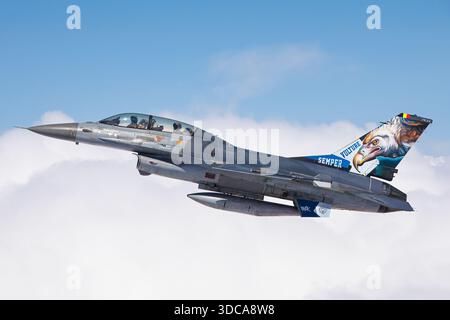 Dieses Bild zeigt eine belgische F-16BM-Luftwaffe, die den Falken FB-24, bekannt als Semper-Geier, während einer Luft-Luft-Demonstration bei der Royal International Air Tattoo 2025 in Fairford, England, bekämpfte. Das Foto zeigt eine Nahaufnahme des Piloten und Waffensystems Operator, bekannt als Wizzo. Das zweisitzige, einmotorige Kampfflugzeug verfügt über ein kombiniertes Flügelgehäuse, ein Luftpolsterdach und nationale Markierungen. Es wird für Multirole-Missionen verwendet, einschließlich Luftabwehr, Streik und taktische Operationen. Stockfoto