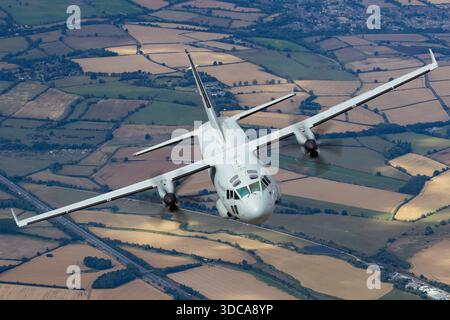Die slowenische Luftwaffe Alenia C-27J Spartan, ursprünglich Aeritalia G-222, registriert als L2-01, ist ein taktisches militärisches Transportflugzeug. Das Flugzeug wird in Luft-Luft-Konfiguration bei RIAT, Royal International Air Tattoo, Fairford, England, angezeigt und unterstützt Truppentransport, Frachtlieferung und medizinische Evakuierung. Der C-27J verfügt über zwei Turboprop-Motoren, ein Hochflügeldesign, eine hintere Laderampe und moderne Avionik für flexible und zuverlässige militärische Operationen. Stockfoto
