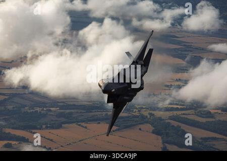 Dieser Lockheed Martin F-35 Lightning II der US Air Force wurde während einer Air-to-Air-Session beim Royal International Air Tattoo in RAF Fairford, England, fotografiert und ist ein einmotoriger Stealth-Mehrzweckjäger. Das Flugzeug verfügt über abgewinkelte vertikale Stabilisatoren, ein Luftpolsterdach und Delta-beeinflusste Flügel, die für Luft-Luft- und Angriffsmissionen konzipiert wurden. Nationale Abzeichen und Seriennummern sind auf Rumpf und Heck sichtbar, wobei das Bild die Manövrierbarkeit, die Steuerflächen und das aerodynamische Design während der Flugschau betont. Stockfoto