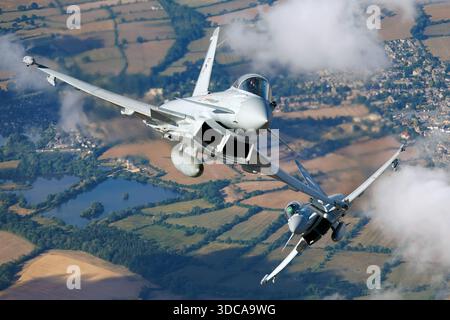 Die Royal Air Force betreibt den Eurofighter EF-2000 Typhoon FGR4, die Registrationen ZK324 und ZK344, Militärcodes 324 und 344, die der 29. Geschwader zugeordnet sind. Diese Mehrzweck-Kampfflugzeuge führen Luft-Luft- und Luft-Boden-Missionen durch. Sie wurden während des Royal International Air Tattoo 2025 in Fairford, England, in Formation fotografiert, wobei sie aerodynamisches Design, Staffelmarkierungen und Einsatzfähigkeit hervorhoben. Stockfoto