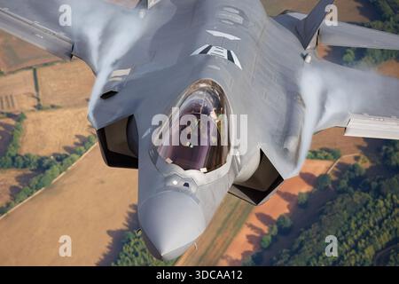 Eine Lockheed Martin F-35 Lightning II wird während des Royal International Air Tattoo in Fairford, England, in Luft gefangen genommen. Die fünfte Generation der Multirole Stealth Fighter wird für sein fortschrittliches Design, die niedrig beobachtbaren Funktionen und die operative Leistung bei taktischen Flugvorführungen präsentiert. Stockfoto