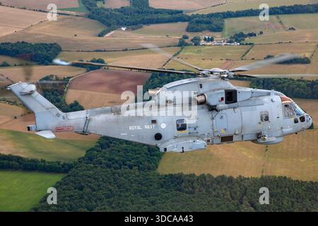 Der Royal Navy EHI EH101-111 Merlin HM2 Hubschrauber mit der Zulassung ZH832 ist ein Mehrzweckflugzeug mit mittlerem Lift, das für U-Boot-Kriegsführung, Truppentransport sowie Such- und Rettungsaktionen eingesetzt wird. Dieses Luftbild wurde bei der Royal International Air Tattoo in Fairford, England, aufgenommen und zeigt den Hubschrauber im Flug. Der Merlin HM2 verfügt über fortschrittliches Radar, Abwehrhilfen und moderne Avionik, die für Vielseitigkeit entwickelt wurden. Stockfoto