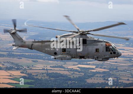 Ein Hubschrauber der Royal Navy EHI EH101-111 Merlin HM2 mit der Zulassung ZH832 wird auf dem Air-to-Air-Flug bei der Royal International Air Tattoo bei der RAF Fairford, England, gezeigt. Der zweimotorige mittelmotorige Hubschrauber mit mittlerem Aufzug trägt britische Militärmarkierungen und wird für Transport-, Such- und Rettungseinsätze sowie für maritime Unterstützungsmissionen eingesetzt. Der Merlin HM2 verfügt über fortschrittliche Avionik- und Rotorsysteme für optimale Betriebsleistung. Stockfoto