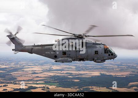 Die Royal Navy betreibt den Hubschrauber EHI EH101-111 Merlin HM2 mit der Zulassung ZH832. Dieser Multifunktionshubschrauber mit mittlerem Lift wird für Transport, U-Boot-Kriegsführung sowie Such- und Rettungseinsätze eingesetzt. Das Flugzeug wurde in Luft-Luft-Konfiguration bei der Royal International Air Tattoo in Fairford, England, fotografiert und zeigte sein Design, seine Markierungen und seine betriebliche Rolle. Stockfoto