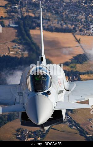 Die Royal Air Force betreibt den Eurofighter EF-2000 Typhoon FGR4, der 29 Squadron zugeordnet ist. Dieses Bild zeigt eine Nahperspektive des Piloten während des Air-Air-Fluges bei der Royal International Air Tattoo 2025 in Fairford, England. Der Taifun ist ein zweimotoriger Mehrzweckjäger mit fortschrittlicher Avionik, Delta-Flügel, Kanardvorflugzeugen und Fähigkeiten für Luftüberlegenheit, Bodenangriff und Aufklärung. Stockfoto