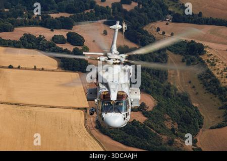 Der Royal Navy EHI EH101-111 Merlin HM2 Hubschrauber mit der Registrierung ZH832 führte Luft-Luft-Demonstrationen bei der Royal International Air Tattoo in Fairford, England durch. Der Merlin HM2 ist ein multifunktionaler Marinehubschrauber, der für U-Boot-Kriegsführung, Transport sowie Such- und Rettungsaktionen eingesetzt wird. Bei der Demonstration wurden die Einsatzleistung, die Avionik-Systeme, die Manövrierfähigkeit und die Rolle des Hubschraubers bei militärischen Operationen und Flugvorführungen hervorgehoben. Stockfoto