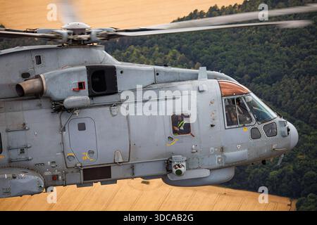 Die Royal Navy stellte die Helikopter EHI EH101 und EH101-111 Merlin HM2 mit der Registrierung ZH832 während des Air-to-Air-Einsatzes bei der Royal International Air Tattoo in Fairford aus. Das Display zeigte taktische Manöver, Formationsflug, Multifunktionsfähigkeit und Transportleistung von Marinehubschraubern. Stockfoto