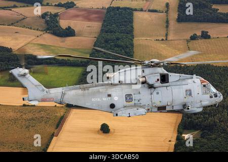 Die Royal Navy betreibt den Helikopter EHI EH101, insbesondere die Variante EH101-111 Merlin HM2, die als ZH832 registriert ist. Dieser multifunktionale Hubschrauber mit mittlerem Aufzug nahm an Air-to-Air-Shows bei der Royal International Air Tattoo in Fairford, England, teil. Die Merlin HM2 ist für U-Boot-Gefechtsführung, Truppentransport, Such- und Rettungsdienste und Seefahrtpatrouille mit fortschrittlicher Avionik, robuste Flugzeugzelle und vielseitige Einsatzmöglichkeiten. Stockfoto