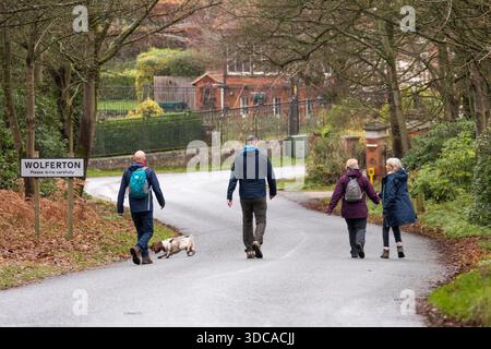 Leute auf einem Landspaziergang mit einem Spaniel-Hund in Wolferton in Norfolk. Stockfoto