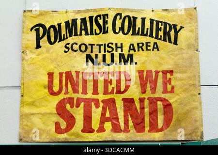 Schottisches NUM-Banner der Polmaise Colliery, 1987 geschlossen. Jetzt in der Stirling Smith Art Gallery & Museum. Stockfoto
